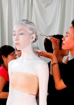 Top 18 VNTM 2013 phủ sơn đen trắng vượt thử thách